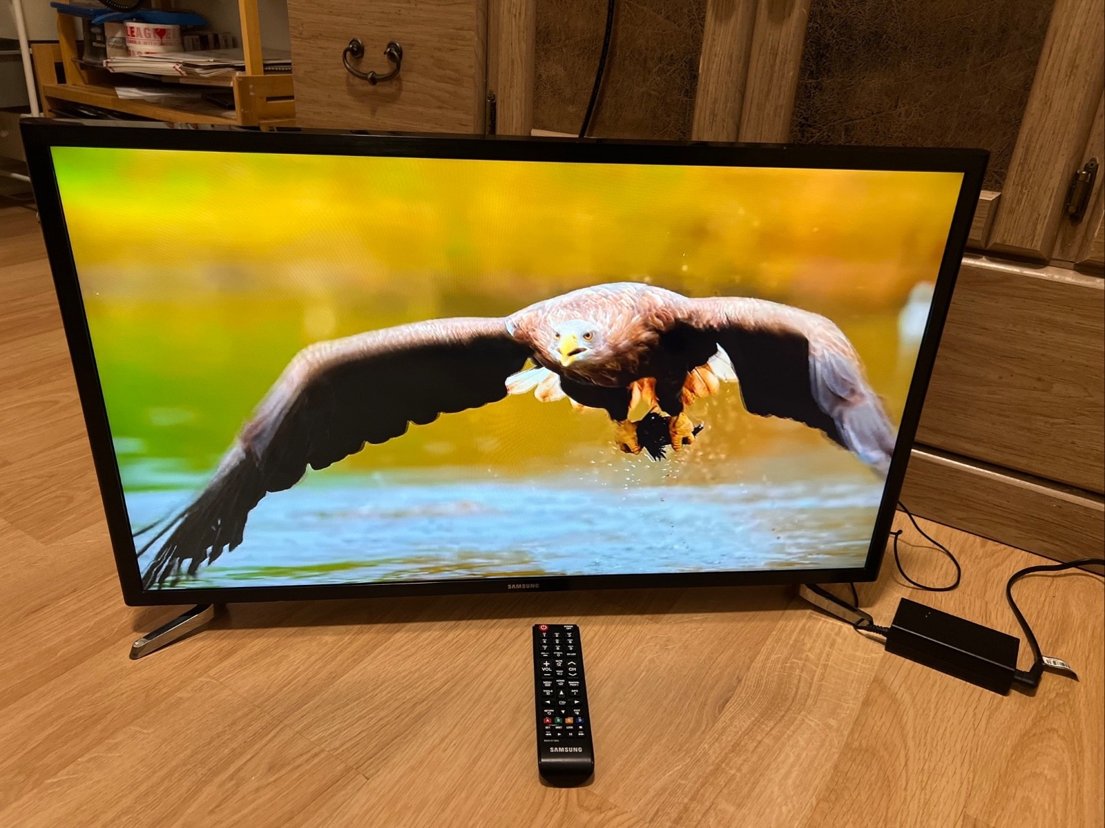 SAMSUNG 32" SMART LED TV UN32J5205AF 1080P FHD J5205 W/ REMOTE Complete Clean