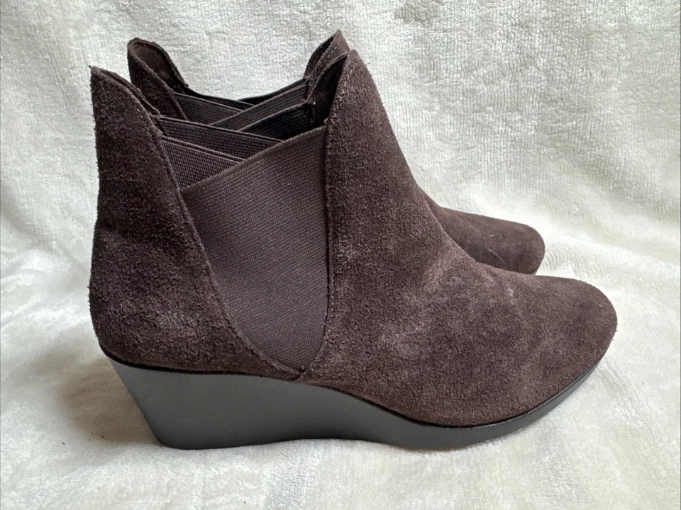 CROCS "Leigh" Size 9 Women's Brown Leather Wedge Heel Chelsea Boot - image 4 of 4