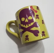 DAVID & GOLIATH COFFEE CUP SKULL AND CROSS BONES DESIGN TEA MUG GREEN & PURPLE