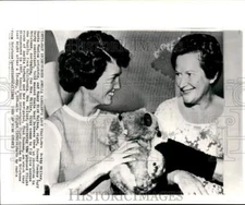 1963 Press Photo Pilot Betty Miller & Nancy Walton with a koala toy in Australia