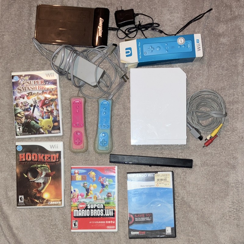 Nintendo Wii White Home Console Bundle w/ Remotes, Sensor Bar, AV Cables, Wi-Fi