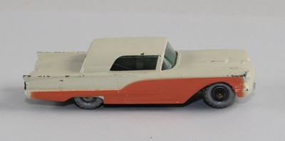 Matchbox RW 75A Ford Thunderbird creme/peach schwarze Bpl. silberne Räder