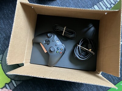 Microsoft Xbox One X 1TB Black + controller exploitable