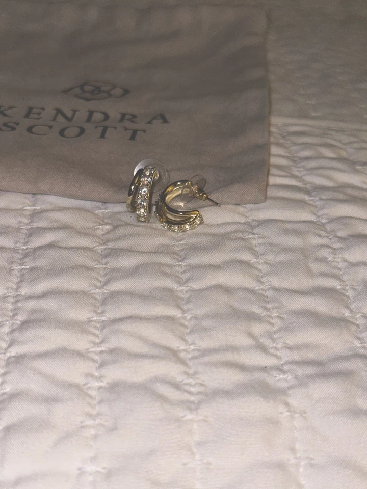 Brincos Huggie de Cristal Branco Dourado Kendra Scott - Livy - Imagem 4 de 4