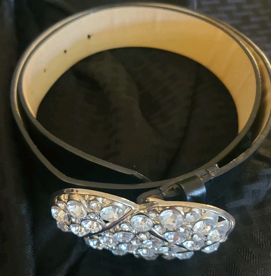 Cinturón de cuero sintético con hebilla de corazón brillante Foto 3 de 4