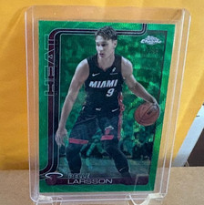 2025/26 TOPPS CHROME PELLE LARSSON GREEN WAVE REFRACTOR CARD #D 77/99 MIAMI HEAT