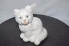 neugierige Katze mit Schleife und Knopf im Ohr Figur Steiff Hutschenreuther