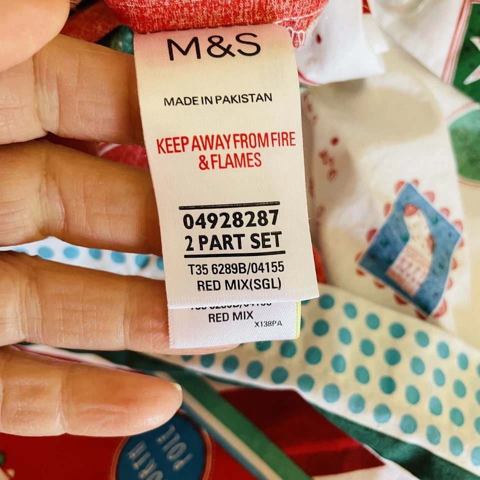 Funda nórdica de Navidad Marks & Spencer cama para niños pequeños reversible traviesa/bonita 52x76 Foto 2 de 4