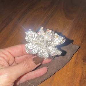 Silver Rhinestone Flower Hair Comb with Pearl Accent, Fashion Floral Design