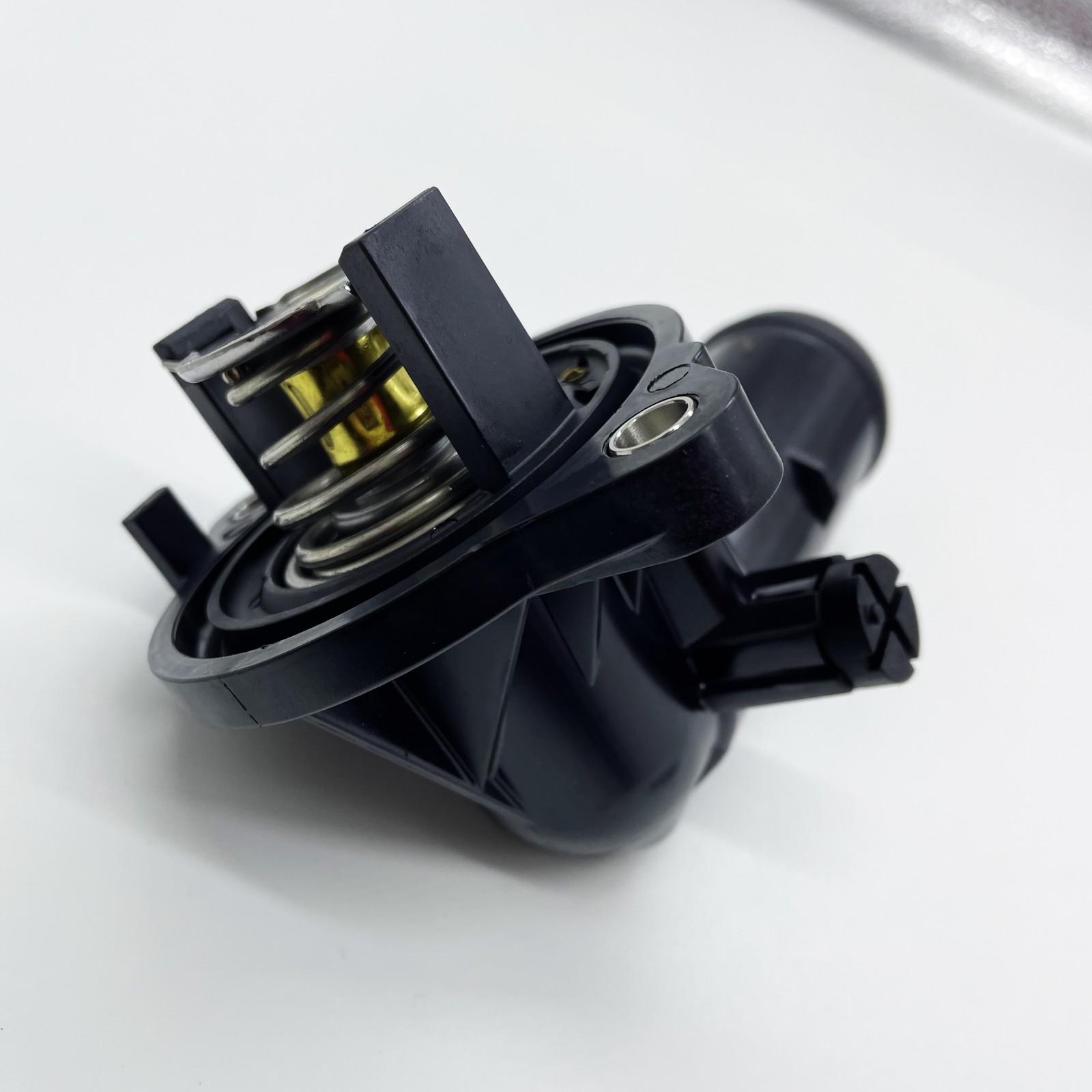 330424  1pc Thermostat for Maserati Ghibli Levante Quattroporte Gasoline Cars