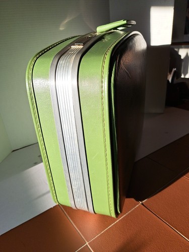 Vtg 1950's-60s Avocado Green Suitcase Medium Size (15x20x6 in) Scuffs & Scrapes - Picture 6 of 19