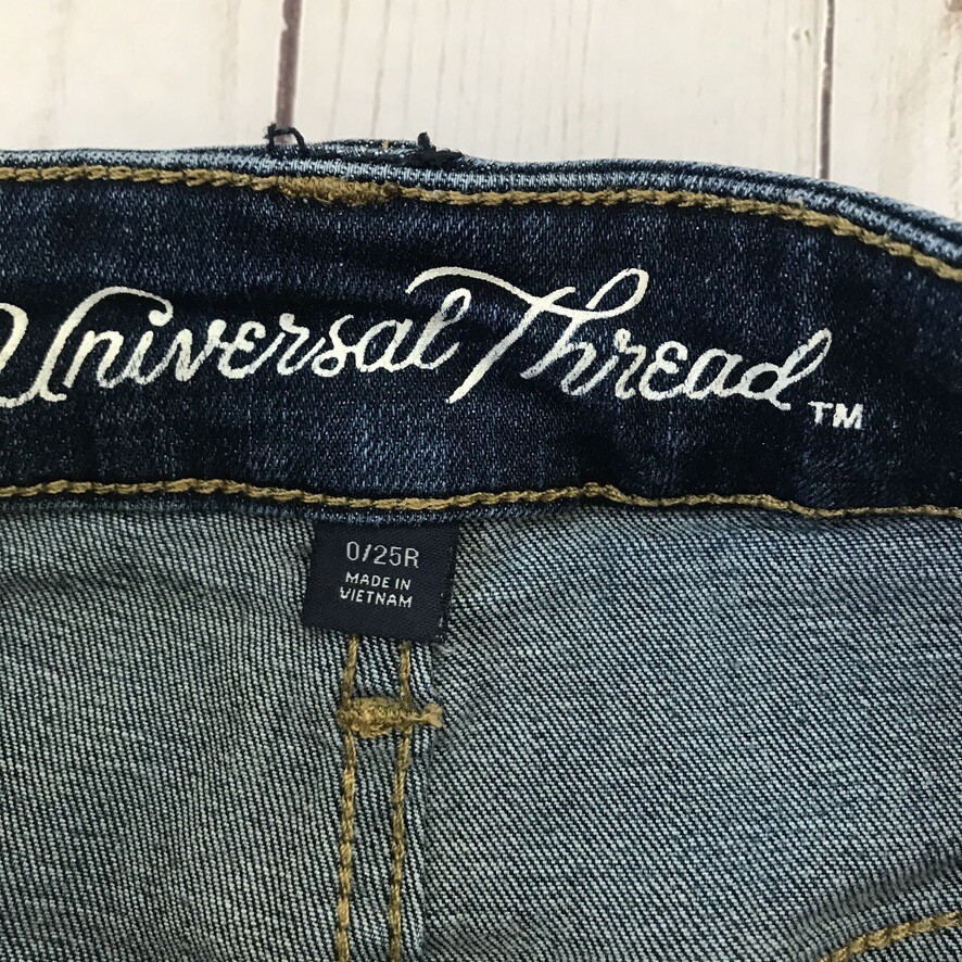 Universal Thread Junior's Cuffed Denim Shorts Siz… - image 3