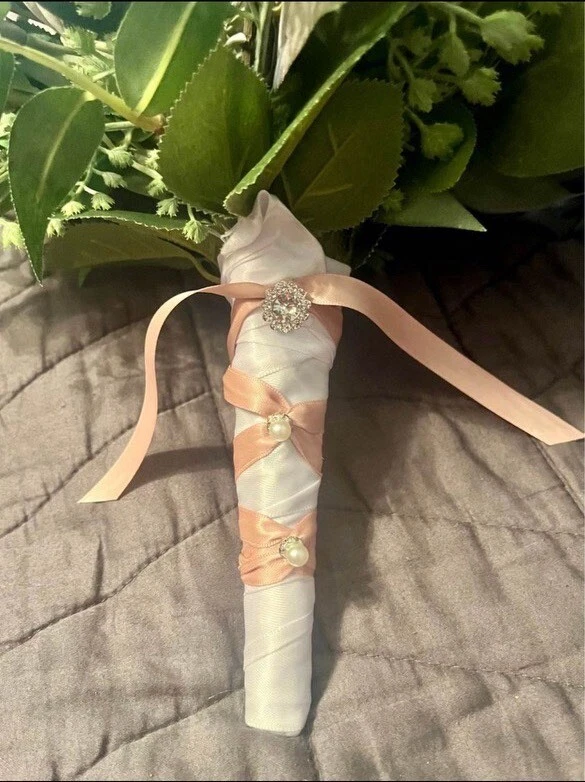 Silk Bridal Wedding Bouquets - Image 4 of 4