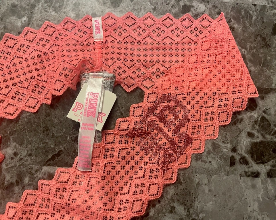 CALCINHA TANGA RARA RENDA LOGOTIPO GLITTER GEOMÉTRICO CINZA ROSA S VICTORIA'S SECRET NOVA COM ETIQUETAS - Imagem 3 de 4