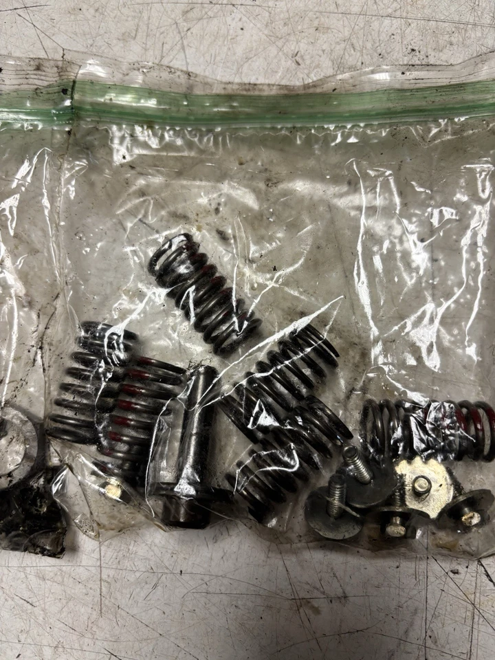 Suzuki GS 450 1981 varios pernos y piezas de embrague Foto 3 de 4