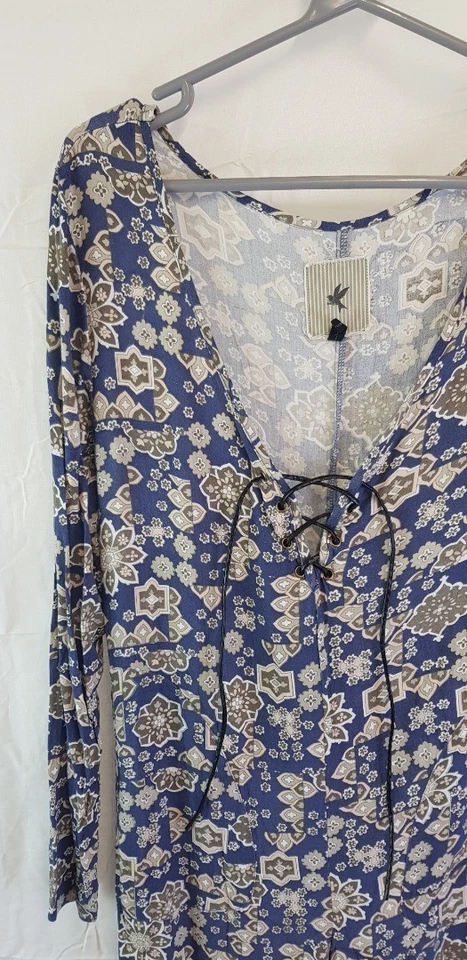 Traje de juego abstracto azul de una cucharadita talla M en muy buena condición Foto 2 de 4