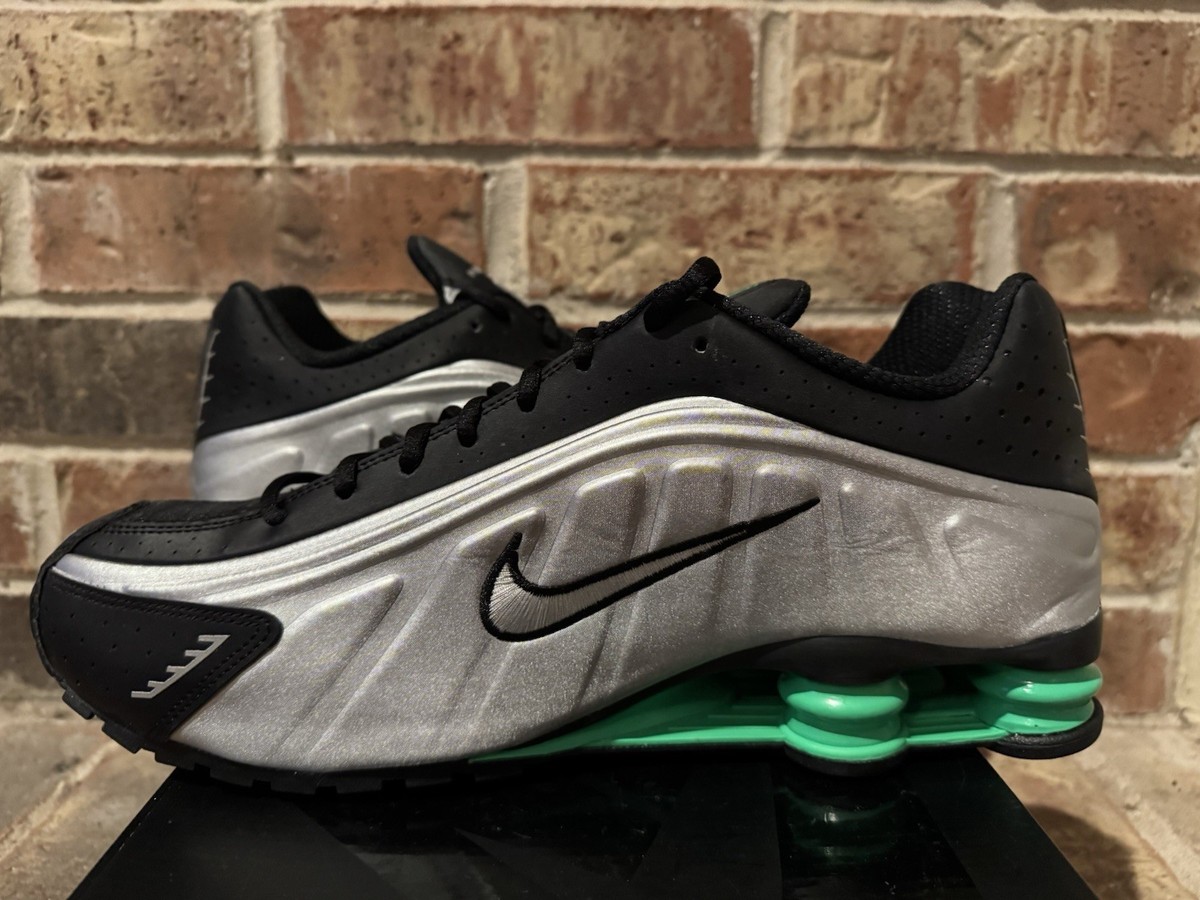 New 13 Nike Shox R4 Metallic Silver Green Shock Black Run HQ1988