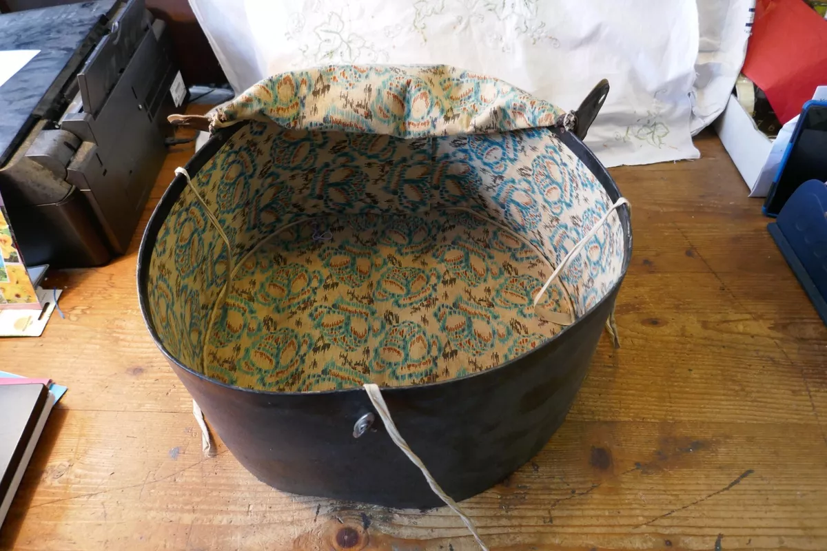 Large Vintage 17 inch Hat Box - Luggage - Colorful Interior - Finished in  Black