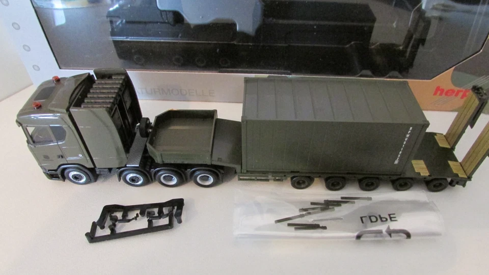 herpa Military SCANIA CS 20 ND 8x4 Tieflader mit Container, oliv, 1/87 - Bild 2 von 4