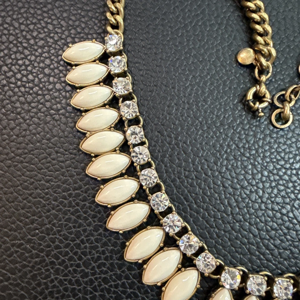 J.  Cuello redondo llamativo - Piedras lágrima color blanco roto con pedrería transparente Y2K Foto 2 de 4