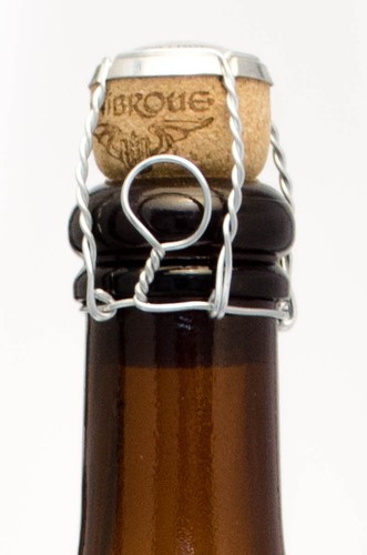 100 BELGIAN BEER BOTTLE WIRE HOODS WITH GOLD CAPS - MUSELET - FREE USA SHIPPING - Picture 4 of 6