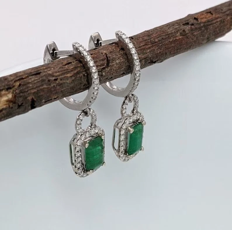 Pendientes Huggie & Hoop Chapados en Oro Blanco 14k Corte Esmeralda Simulada Corte Esmeralda 3 Ct Foto 4 de 4