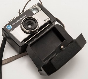 ANCIEN APPAREIL PHOTO Kodak instamatic 133 caméra Avec Étui EUR 5,00