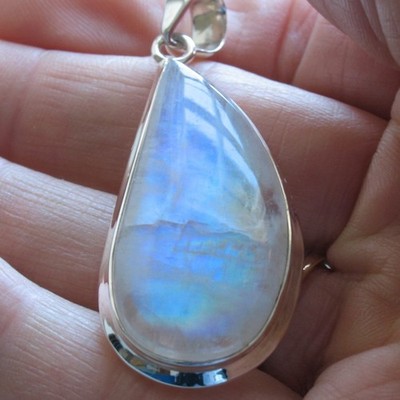 Großer asymmetrischer Anhänger Regenbogen Mondstein in Sterlingsilber