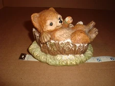 1986 HOMCO MASTERPIECE PORCELAIN BABY BEAR CUB IN TREE STUMP EATING AN APPLE
