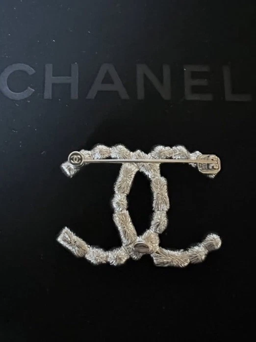 Broche prendedor CHANEL cristal perla logotipo CC Foto 4 de 4