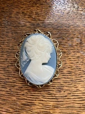 Vintage  Blue white Oval Cameo Brooch gold trim Unmarked