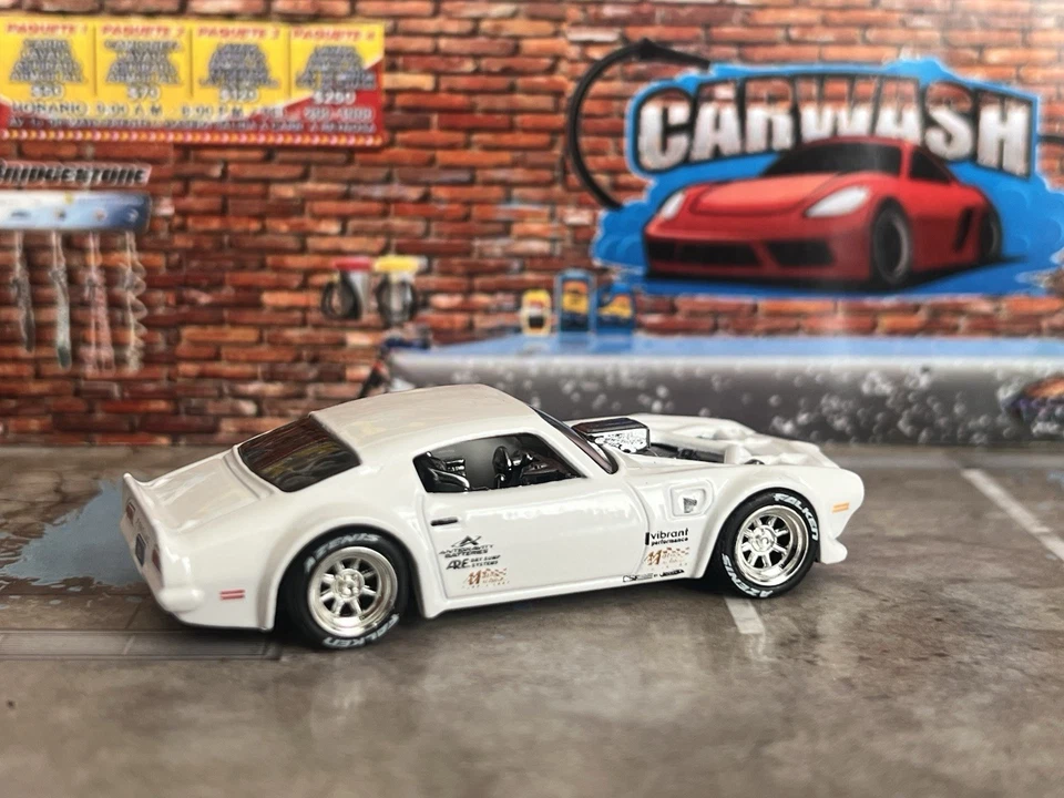 Pontiac Firebird Legends Tour 2021 Hot Wheels 1970 blanco con rueda cromada intercambiada Foto 2 de 3