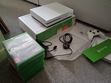 Xbox one s 500gb console with two controllers and 14 games