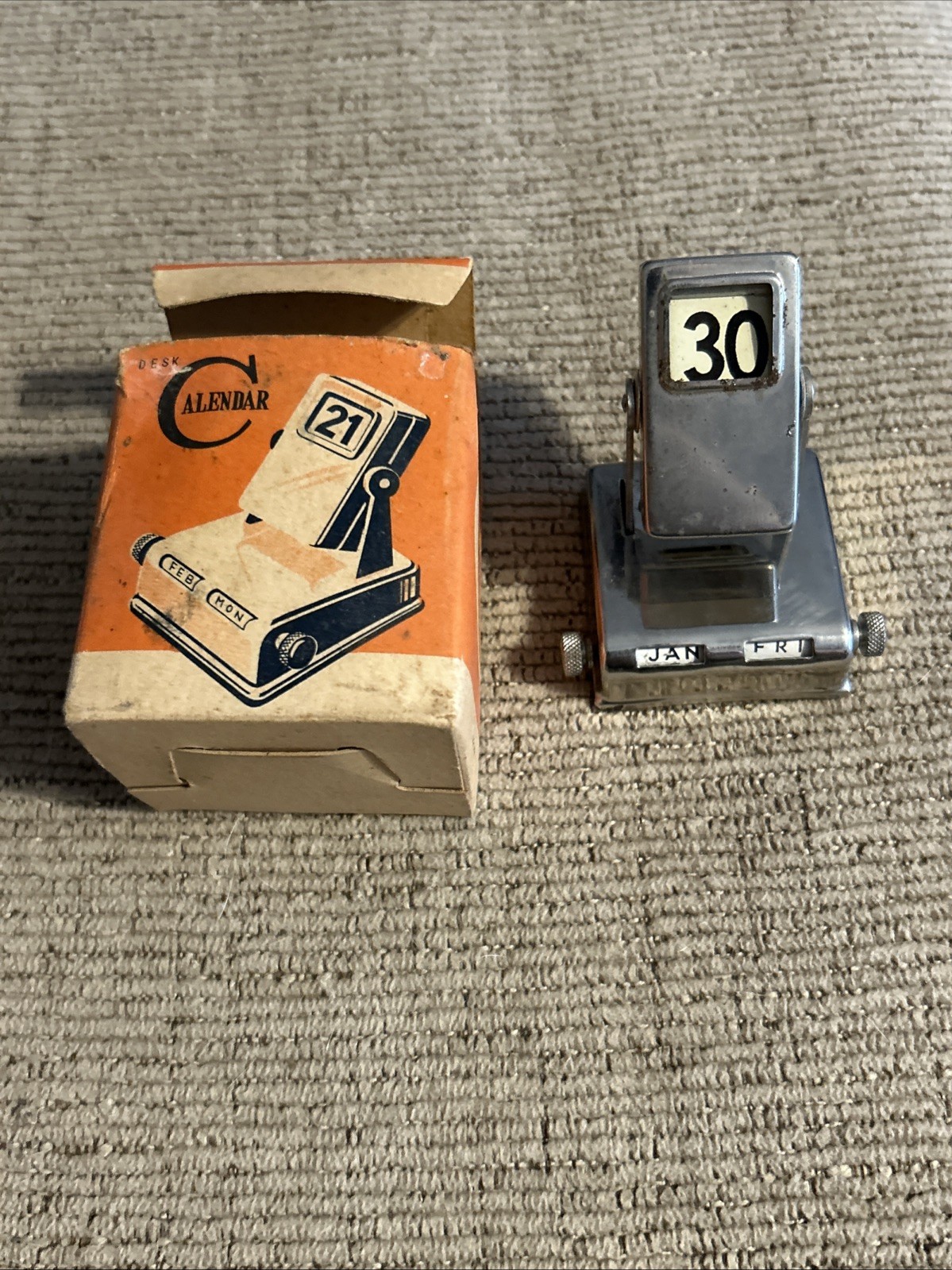 Vintage  Metal Perpetual Flip Desk Top Month Day Calendar Works Original Box