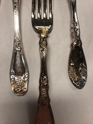 1881 Rogers A1 Silverplated LA Vigne Grapes Pattern Dinner Forks - Set Of 7 - Picture 3 of 9