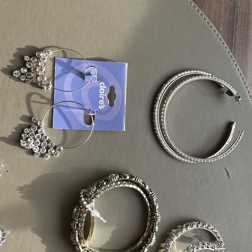 Assortimento di orecchini 7 paia 2 braccialetti tutti nuovi - Foto 7 di 10