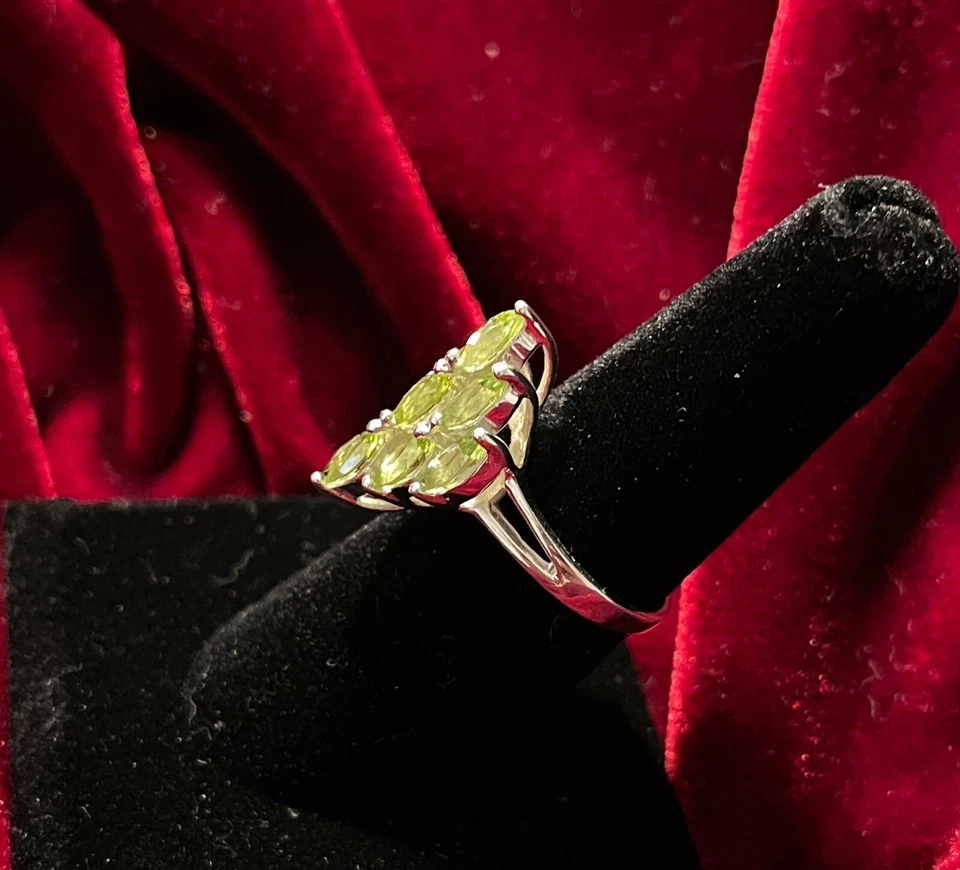 Anillo de plata de ley con racimo de brillantes peridotos ovalados facetados; talla 8 Foto 4 de 4