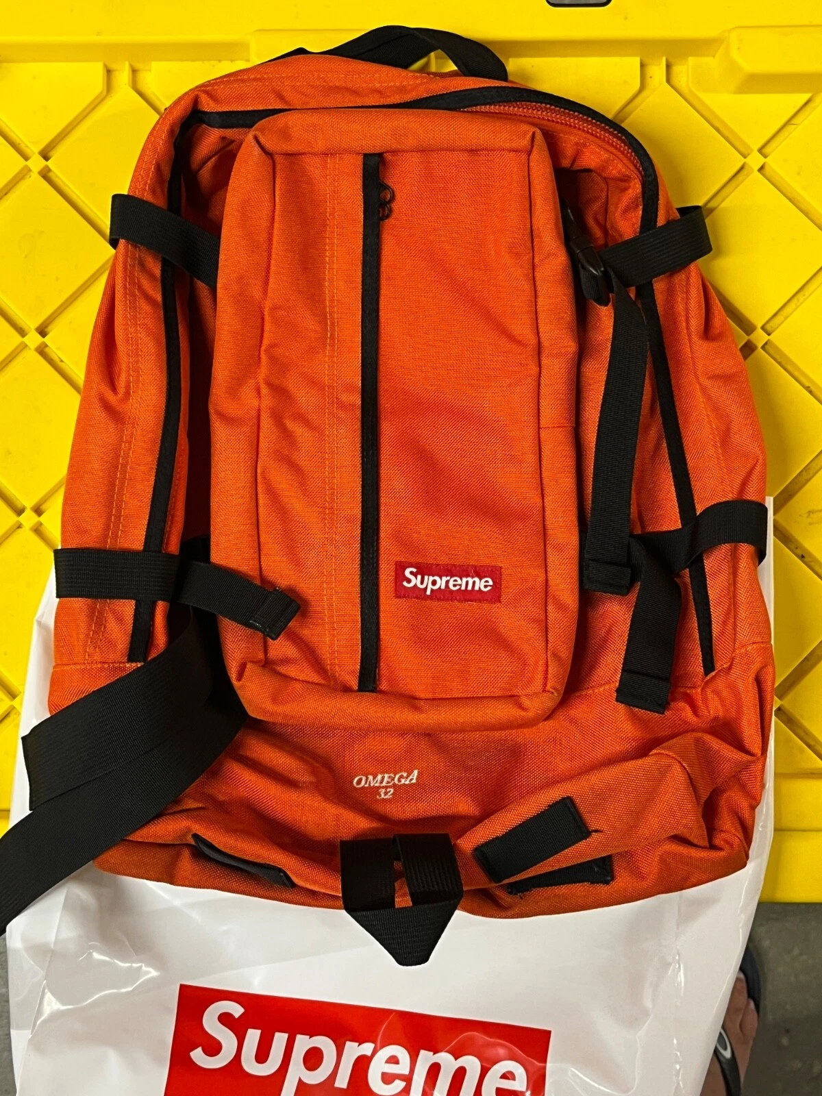 SUPER RARE sac à dos SS12 orange Supreme Omega 32