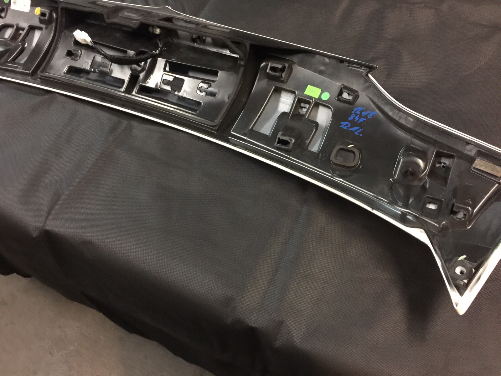 2016-2018 MASERATI LEVANTE REAR TAILGATE SPOILER FACTORY OEM