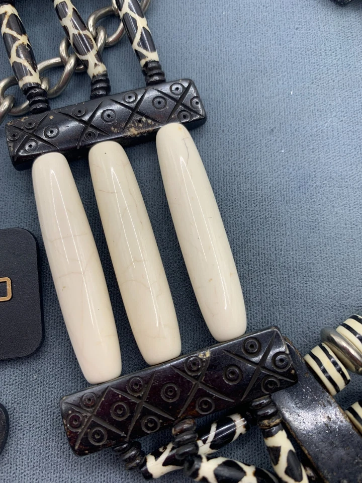 Cinturón Marca Chico's Blanco y Negro Estampado Animal Cadena Plateada Ajustable Talla S/M Foto 2 de 4