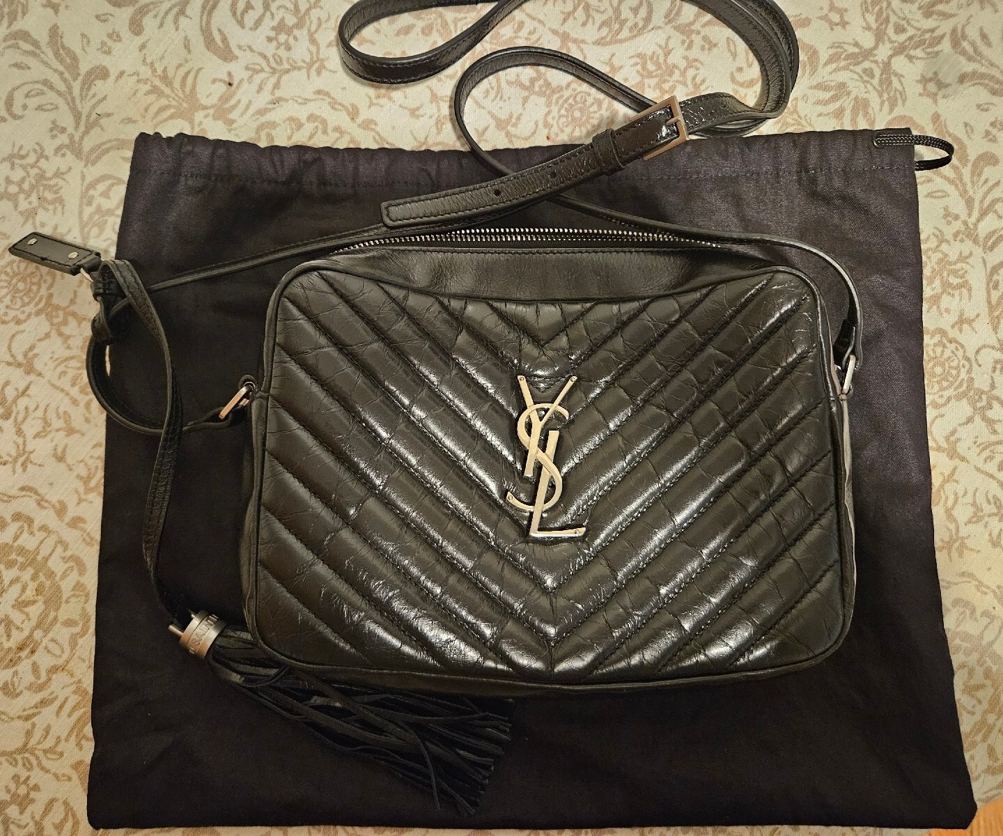 A tracolla Saint Laurent Lou argento ferramenta pelle nera