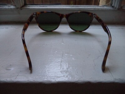 2 Urban Outfitters Sunglasses Black/Gradient Wine & Tortoise  display picture 2