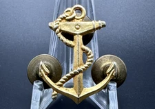 VINTAGE GOLD TONE ANCHOR PIN W/3 BACKS - CANDADIAN NAVY?  - L579