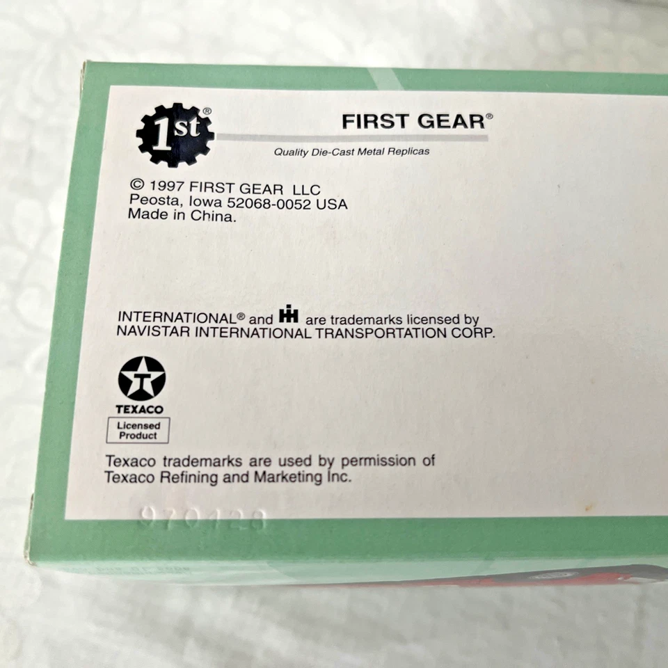 FIRST GEAR 1957 INTERNATIONAL AVIATION REFUELER- R-190 - 1/34 #19-2120 - Image 4 of 4