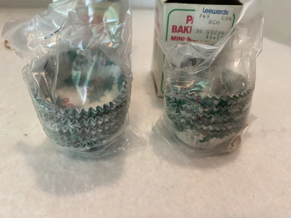 Vintage CHRISTMAS HOLIDAY Holly Berries Baking Cups USA Made Sealed Bags READ - Image 4 of 4