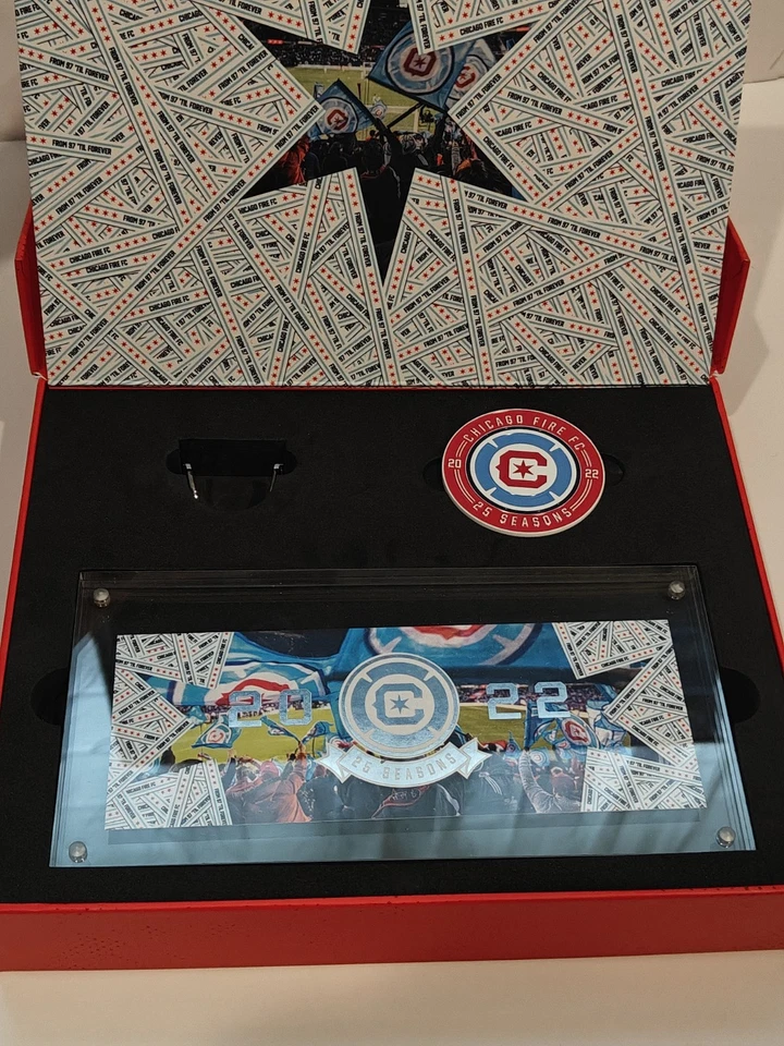 Caja conmemorativa regalo 25 aniversario Chicago Fire 2022 porta boletos de temporada Foto 2 de 4