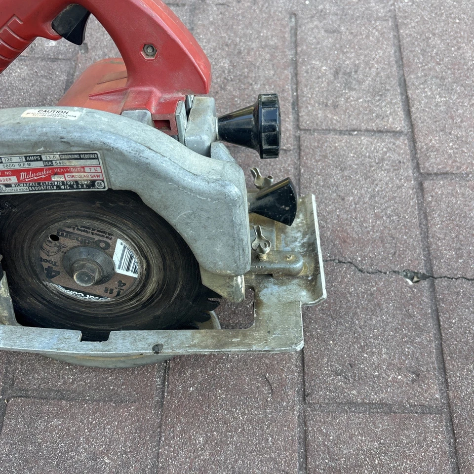 Sierra circular Milwaukee 6365 de alta resistencia de 7-1/4" hecha en EE. UU. eléctrica con cable FUNCIONA Foto 3 de 4