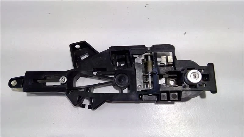 2018-2020 CHEVROLET COLORADO RIGHT OUTSIDE DOOR HANDLE BRACKET OEM 13592465 - Image 2 of 4