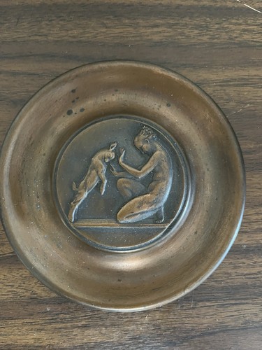 "Medallón de bronce antiguo - escena mitológica de mujer y cabra desnuda - cuadrado de 4,5""" - Imagen 2 de 3