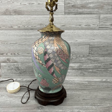 Lámpara de mesa floral pastel verde azulado Heyward House de colección detalles de latón estilo base de madera